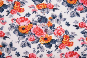 Wiskoza kwiaty pomarańczowe na białym tle