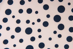 Tkanina sukienkowa Silky grochy granatowe tło pudrowy róż