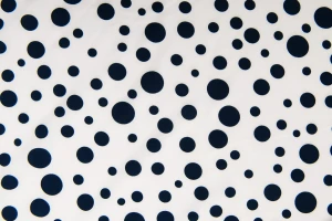 Tkanina sukienkowa Silky granatowe grochy na białym tle