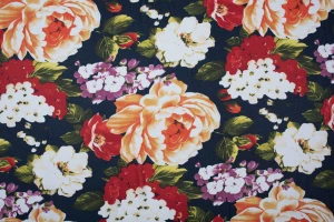 Szyfon wzór kwiaty czerwienie na granacie