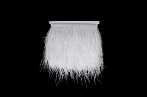 Strusie pióra na taśmie białe